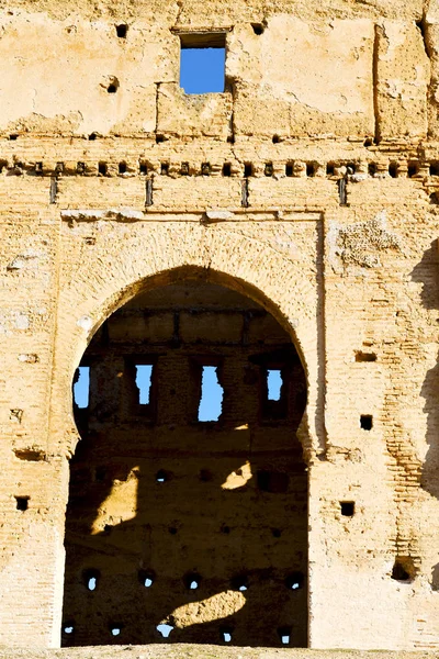 Velha ruína na construção marrom áfrica morocco e céu perto — Fotografia de Stock