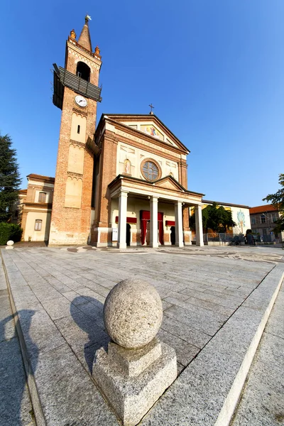 パラビアーゴ古い教会閉鎖れんが造りの塔歩道イタリア ロンバルディア — ストック写真