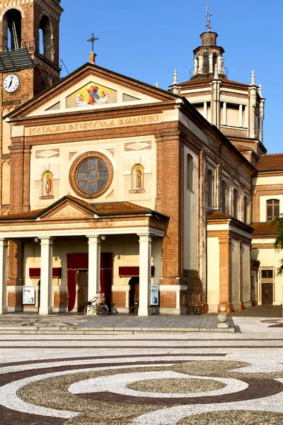 Parabiago eski kilise kapalı kule kaldırım İtalya lombardy tuğla  