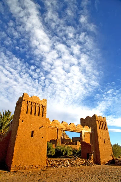 Afrika-Bau und blauer wolkenverhangener Himmel — Stockfoto