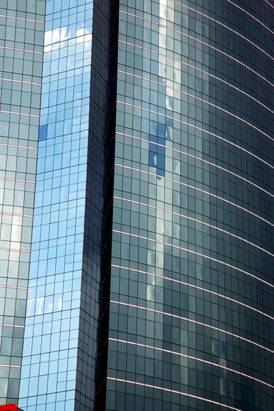 Ασία αντανακλαστικό του ουρανοξύστη στο κέντρο — Φωτογραφία Αρχείου