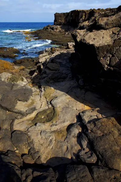 Plaża woda światło w lanzarote wyspy pianki rock kamień niebo c — Zdjęcie stockowe