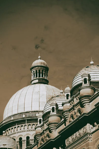 O edifício antigo e a cúpula — Fotografia de Stock