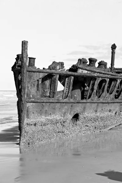 Das antike rostige und beschädigte Boot und die Korrosion — Stockfoto