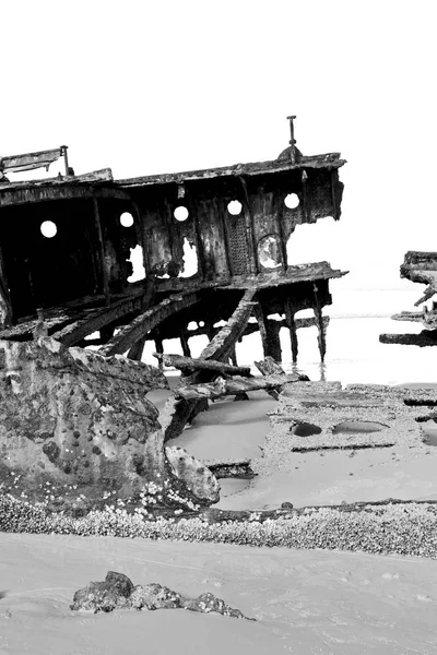 Le bateau antique rouillé et endommagé et la corrosion — Photo