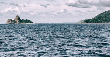 Filipinler 'deki bir tekneden El Nido Palawan yakınlarındaki yılan adasından güzel bir panorama kıyısı denizi ve kaya 