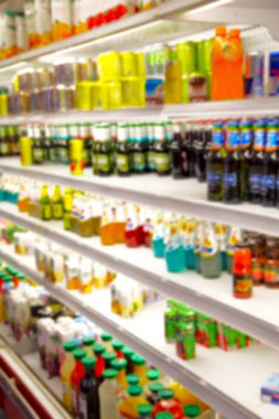 süpermarkette alışveriş arka plan kavramı gibi bulanık renkler dolu