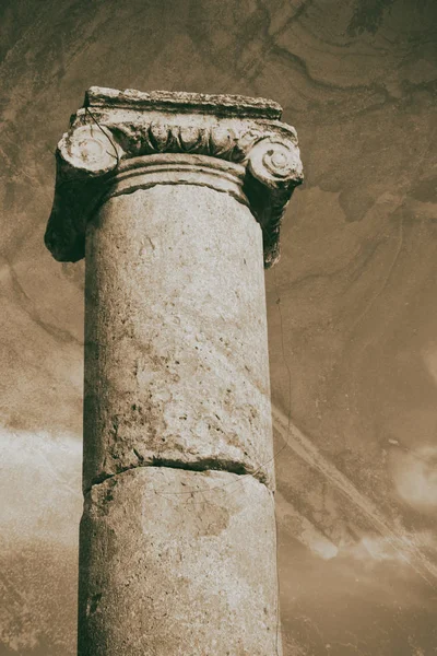 Антикварна колона і археологічне місце класична спадщина — стокове фото