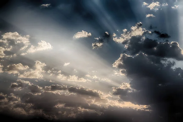 Üres Égbolt Sok Felhők Napsütötte Fénysugár — Stock Fotó