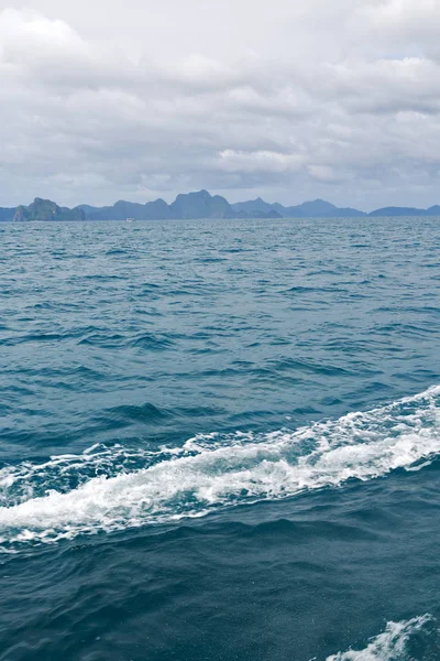 Łodzi Filipinach Wąż Wyspa Pobliżu Nido Palawan Piękne Wybrzeże Panorama — Zdjęcie stockowe