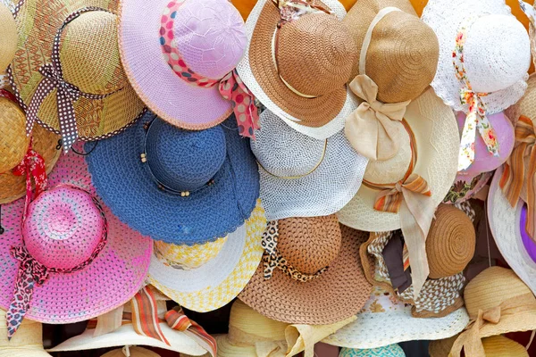 bir eski pazar bir sürü colorated şapka içinde 