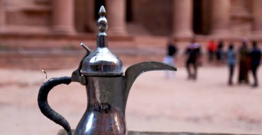 petra sitedeki jordan geleneksel kahve kapsayıcı bir masada izole.