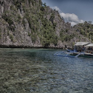 güzel cennet Körfezi ve tropikal bir uçurumun üzerinden Filipinler görünümünde lagoon