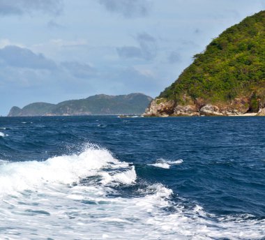 Filipinler 'deki bulanıklık, teknenin ve Pasifik Okyanusu' nun arka planının manzarası.