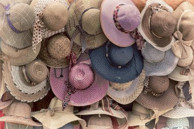bir eski pazar bir sürü colorated şapka içinde 