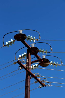 Avustralya açık havada elektrik direği ile güç hattı kavramı