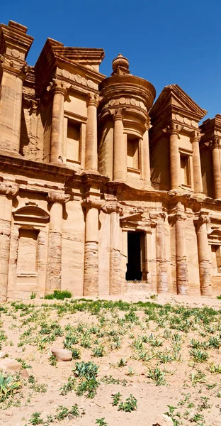 O sítio antigo de petra na Jordânia o mosteiro — Fotografia de Stock