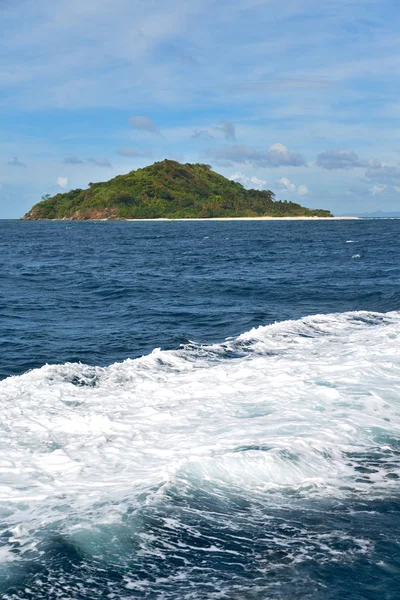 Размытие Philippines Вид Лодки Тихоокеанский Океан Горный Фон — стоковое фото