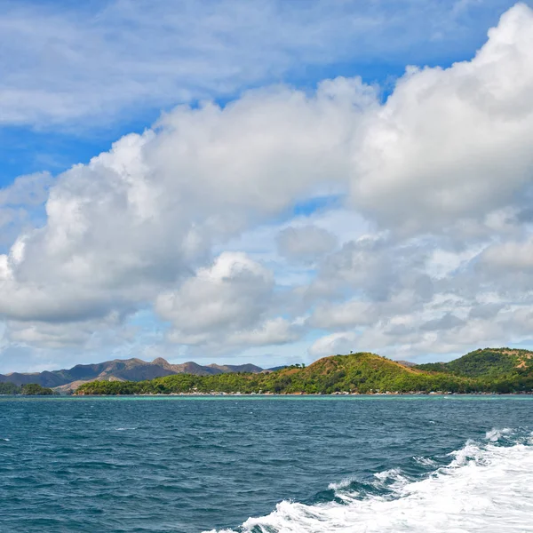 Rozmazat Filipínách Pohled Lodi Pacifického Oceánu Horské Pozadí — Stock fotografie