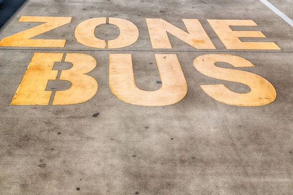Die in den Asphalt gemalte Linie für die Buszone — Stockfoto