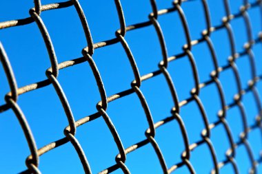 arka planda gökyüzü gibi bir metal ızgara yüzey soyut doku