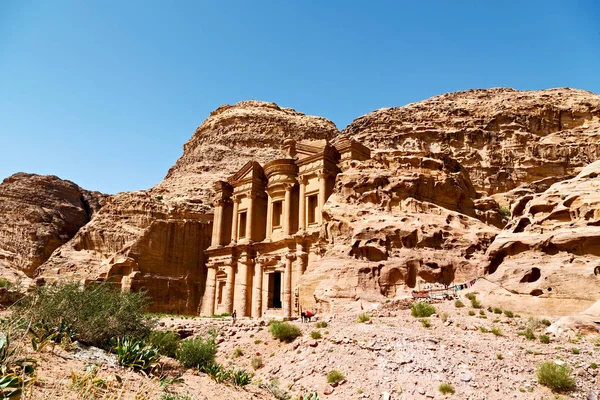 El sitio antiguo de petra en Jordania el monasterio — Foto de Stock