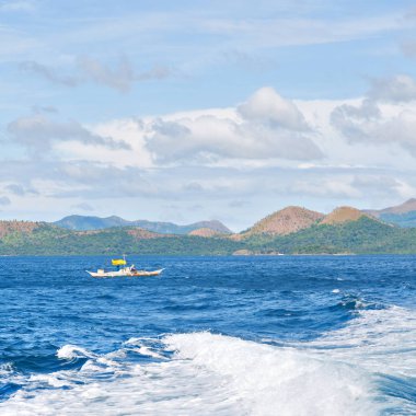 Filipinler 'deki bulanıklık, teknenin ve Pasifik Okyanusu' nun arka planının manzarası.