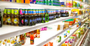süpermarkette alışveriş arka plan kavramı gibi bulanık renkler dolu