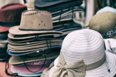 bir eski pazar bir sürü colorated şapka içinde 