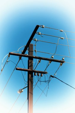 Avustralya açık havada elektrik direği ile güç hattı kavramı