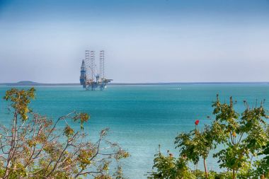  bir off shore platformu açık okyanusta