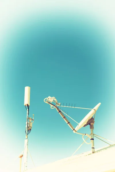 オーストラリア技術聖霊降臨祭の衛星放送受信アンテナと空の概念で — ストック写真