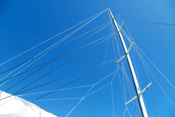 Het concept van de snelheid van de navigatie en wind met de zeilen — Stockfoto