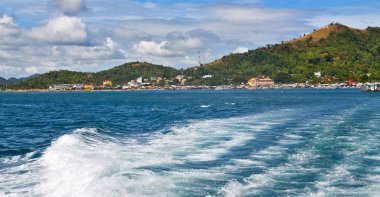   Tekne ve Pasifik Okyanusu görünümünden   