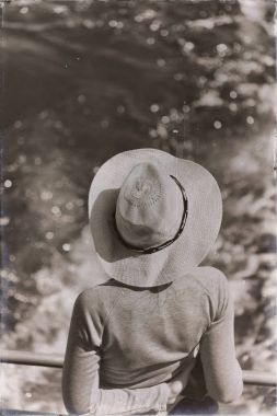 Bilinmeyen kadın şapkası okyanus tatil kavramı gibi bakıyor