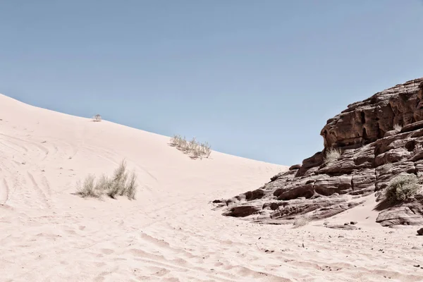В пустыне песка и горных приключений назначения — стоковое фото
