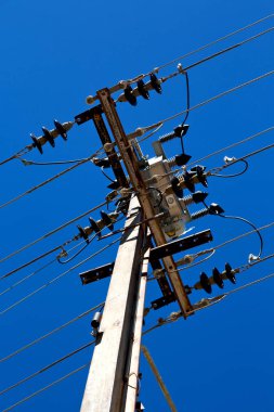 Avustralya açık havada elektrik direği ile güç hattı kavramı