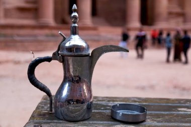 bir masaya izole geleneksel kahve kabı