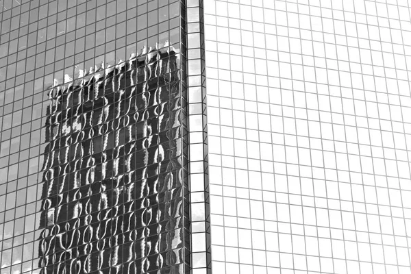 The reflex of the skyscraper in the window — Stock Photo, Image