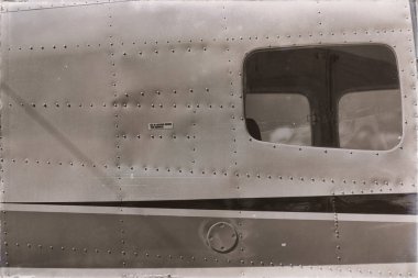 küçük popüler uçak Havaalanı penceresinde otopark