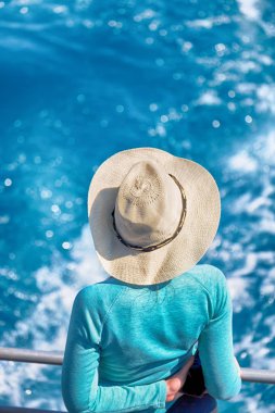 okyanusa seyir şapka ile bilinmeyen kadın