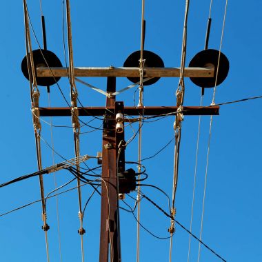 güç hattı açık havada elektrik direği ile