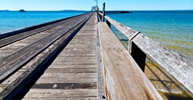 Avustralya'da fraser ada tatil kavramı gibi eski ahşap liman