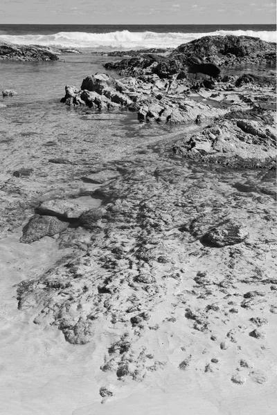 La playa cerca de las rocas en la ola del océano —  Fotos de Stock