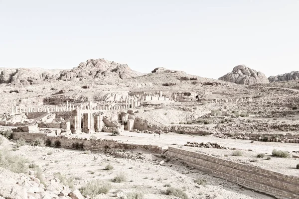 Det antika gata fullt av kolumner och arv — Stockfoto