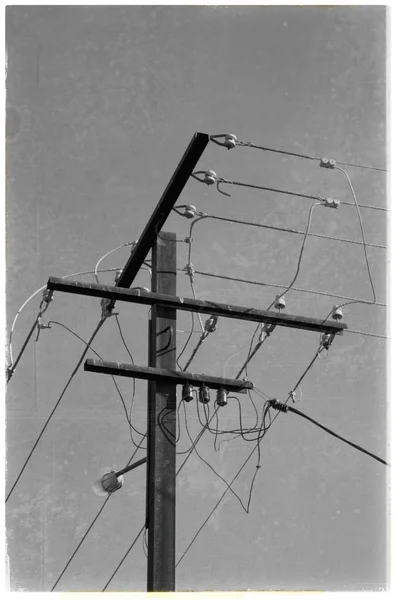 Linha de energia com poste elétrico no céu claro — Fotografia de Stock