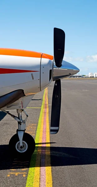 Estacionamento no aeroporto pouco popular avião — Fotografia de Stock