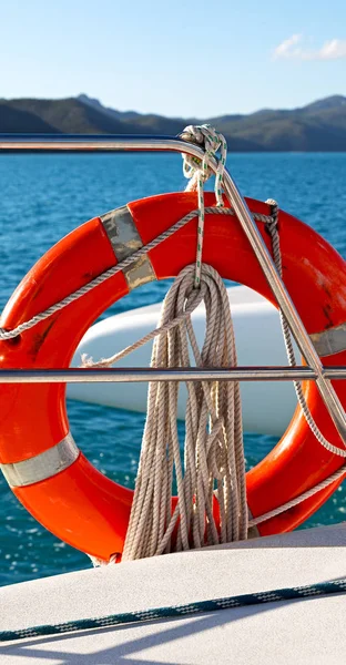 救命浮環が付いている海洋の安全性の概念 — ストック写真