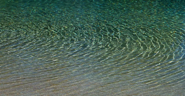 O conceito de relaxar na água limpa perto da costa — Fotografia de Stock