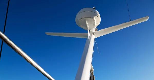 No céu vazio claro o radar catamarã — Fotografia de Stock